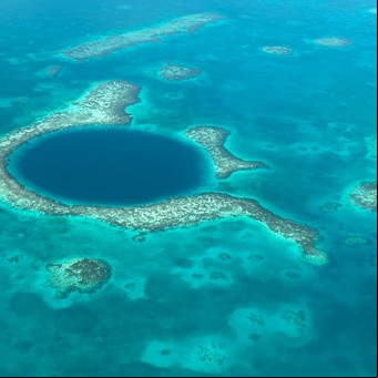 Por qué ir a Belice: playas de arena blanca, cuevas con ríos subterráneos, templos mayas en la selva, el Gran Agujero Azul y la "isla bonita" de Madonna