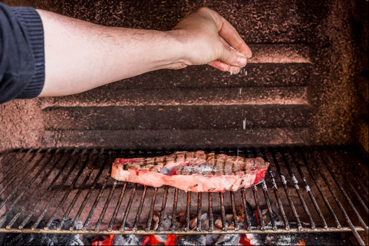 Con pequeños trucos como este, cualquier persona puede mejorar su técnica en la parrilla y lograr un asado más sabroso. Foto: Freepik.