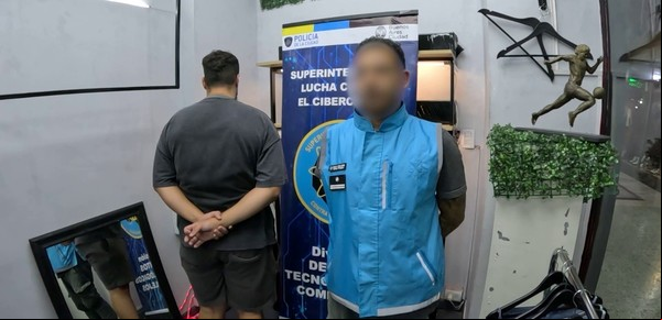 Cayó "El patrón de la ropa trucha" en Caballito: le encontraron indumentaria deportiva por 14 millones de pesos