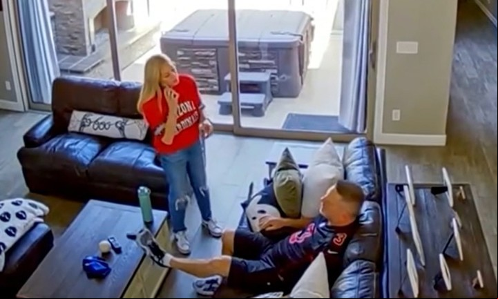 La mujer se comunica con el 911 para que asistan a su marido. Foto: captura de video/TikTok @mgossaz.