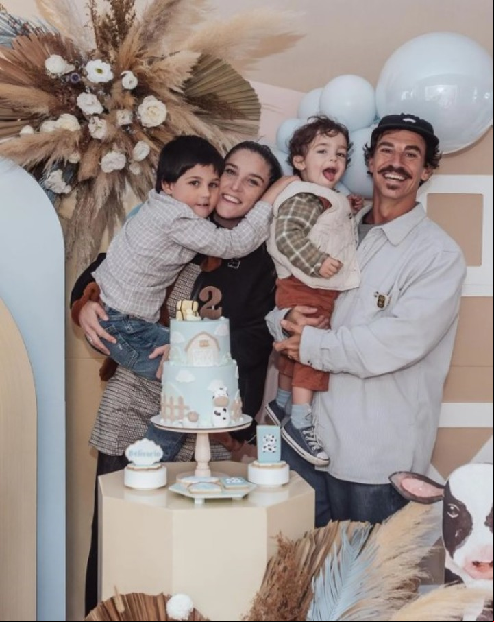 Juana Repetto junto a su expareja, Sebastián Graviotto y sus hijos, Belisario y Toribio. | Foto: Instagram