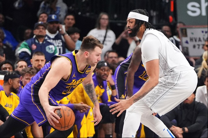 Luka Doncic frente a Anthony Davis, un duelo aparte. Foto: AP Photo/LM Otero.