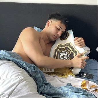 El influencer que se disfrazó de barrendero para colarse al Lollapalooza se entrena para los Oscar