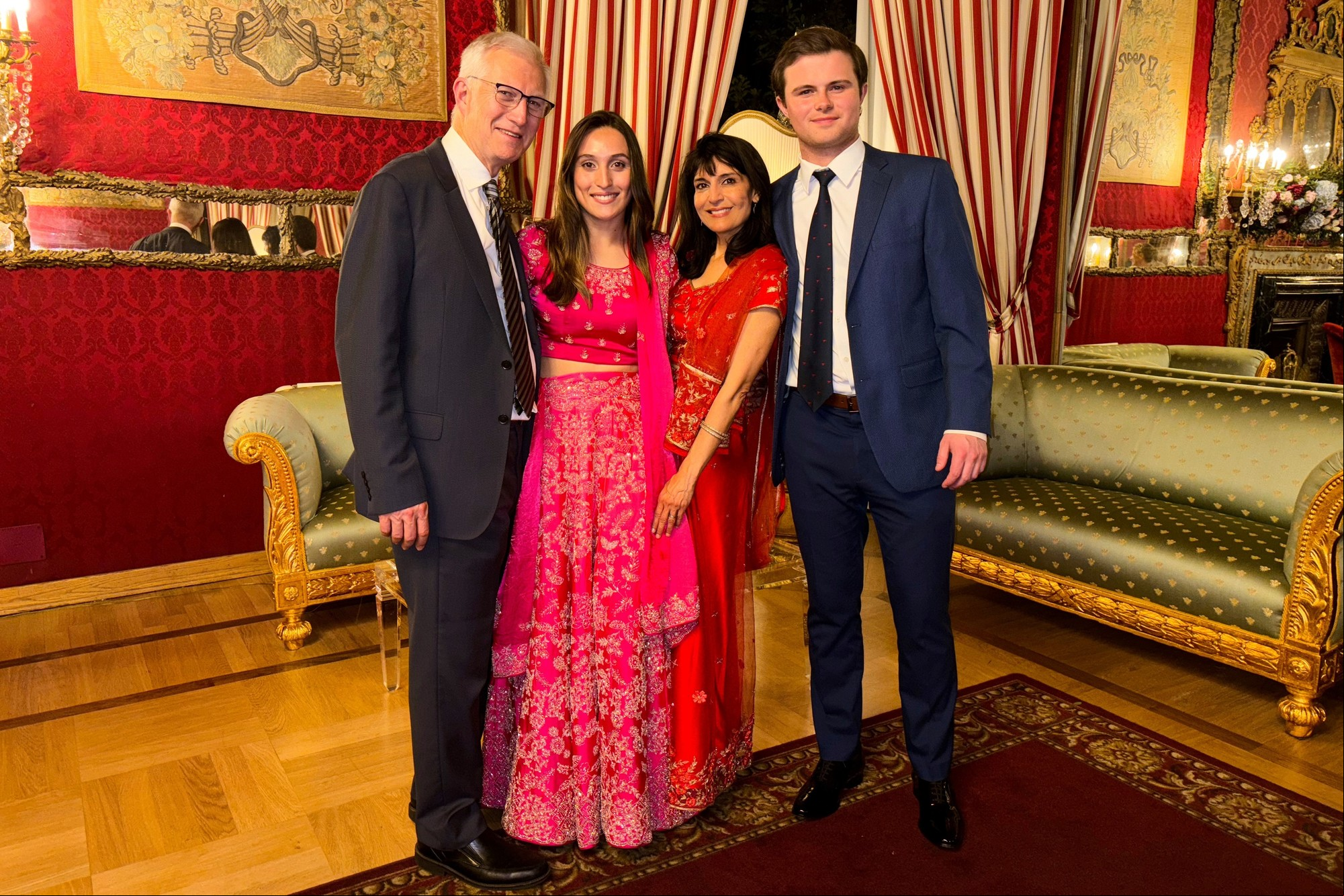 Karenna, sus padres y su novio, James Santoro. Foto: AP