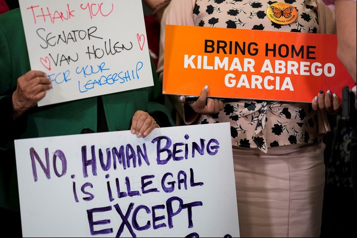 Carteles de apoyo a Kilmar Ábrego García, tras su detención en El Salvador, en abril. Foto: REUTERS