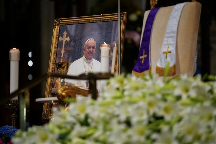 Un retrato del papa difunto en la Catedral de San Patricio, en Nueva York. Foto: Reuters