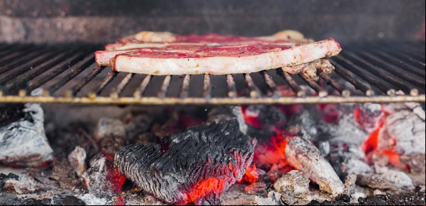 Estos son los secretos de ponerles sal a las brasas: cómo influye en la cocción y el sabor del asado