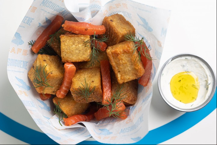 Latkes con salmón de Obrador Mishiguene