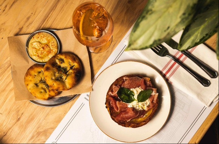 Fainá con jamón crudo y straciatella de La Piccola