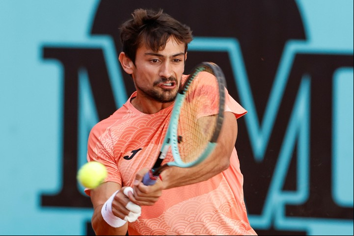 Mariano Navone comenzó bien ante Shelton pero se fue diluyendo. Foto: EFE/Chema Moya.