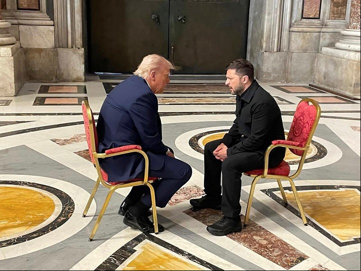 Trump y Zelenski se encontraron durante la misa en una sala Vaticana. Foto: EFE