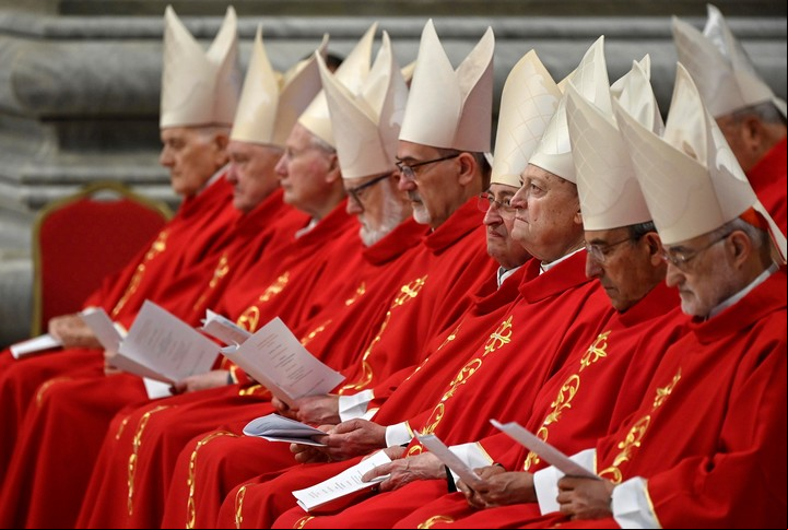 Los cardenales asisten a la IV Misa de la Novendali en memoria del Papa Francisco en la Basílica de San Pedro. Foto EFE