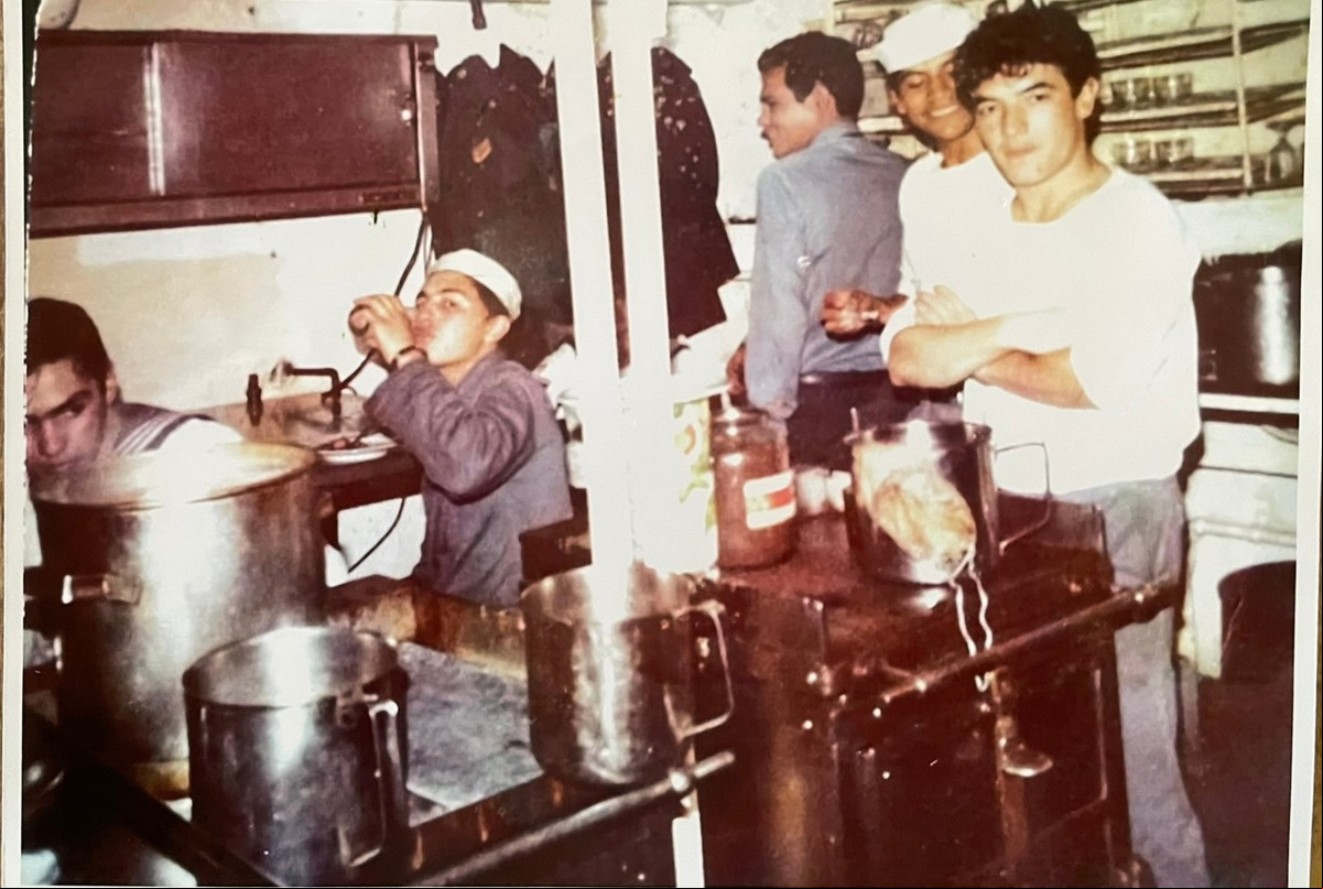 Héctor Moita y otros soldados que se encargaban de la cafetería del crucero General Belgrano.