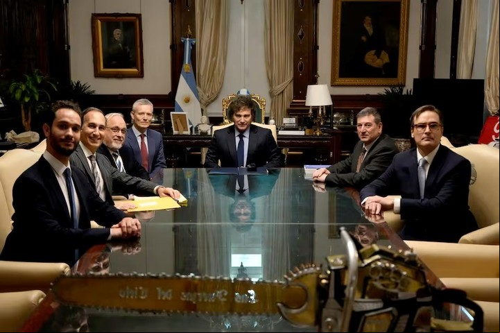 El presidente Javier Milei en marzo con representantes del Centro Simón Wiensenthal.