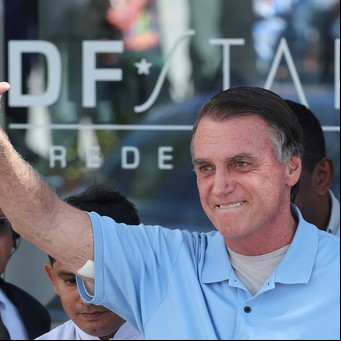 El expresidente de Brasil Jair Bolsonaro sale del hospital tres semanas después de ser operado