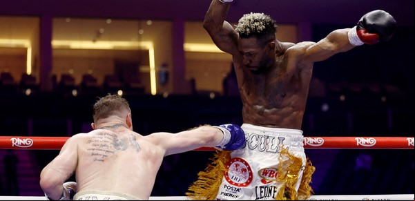 Canelo Álvarez venció a un rival deslucido y se proclamó campeón absoluto de los súper medianos
