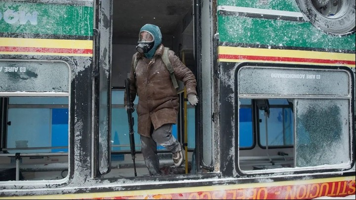 Juan Salvo saliendo de un colectivo volcado de la línea 59. Crédito: Netflix.