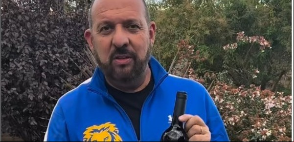 San Luis: un diputado de LLA hace campaña sorteando vinos y camisetas a cambio de votar el peor hecho de corrupción en la provincia