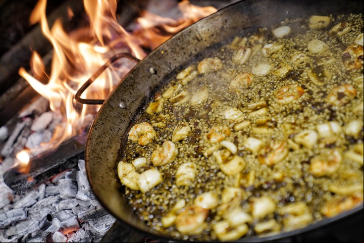 La gran novedad en Berria son los arroces cocinados a la parrilla. Foto martín Bonetto
