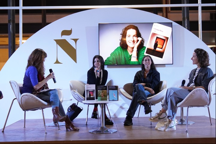 Luciana de Luca, Adriana Riva, Natalia Rozemblum con con Natalia Ginzburg en el espacio cultural Clarín / Ñ de la Feria. Foto: Juano Tesone