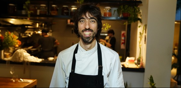 El chef sustentable que hace platos con desechos y ganó un codiciado premio 
