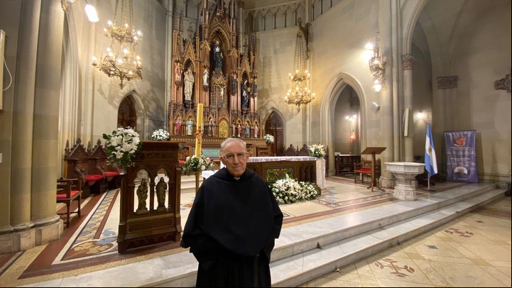 El padre Pablo Hernando Moreno, parroco de la iglesia de San Agustín que conoció al flamatne papa León XIV en sus visitas a la Argentina.