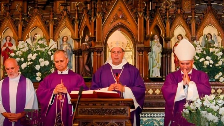 Robert Prevost, a la derecha de monseñor Bochatey, en la iglesia San Agustín, en 2013. Foto: Z Profético.