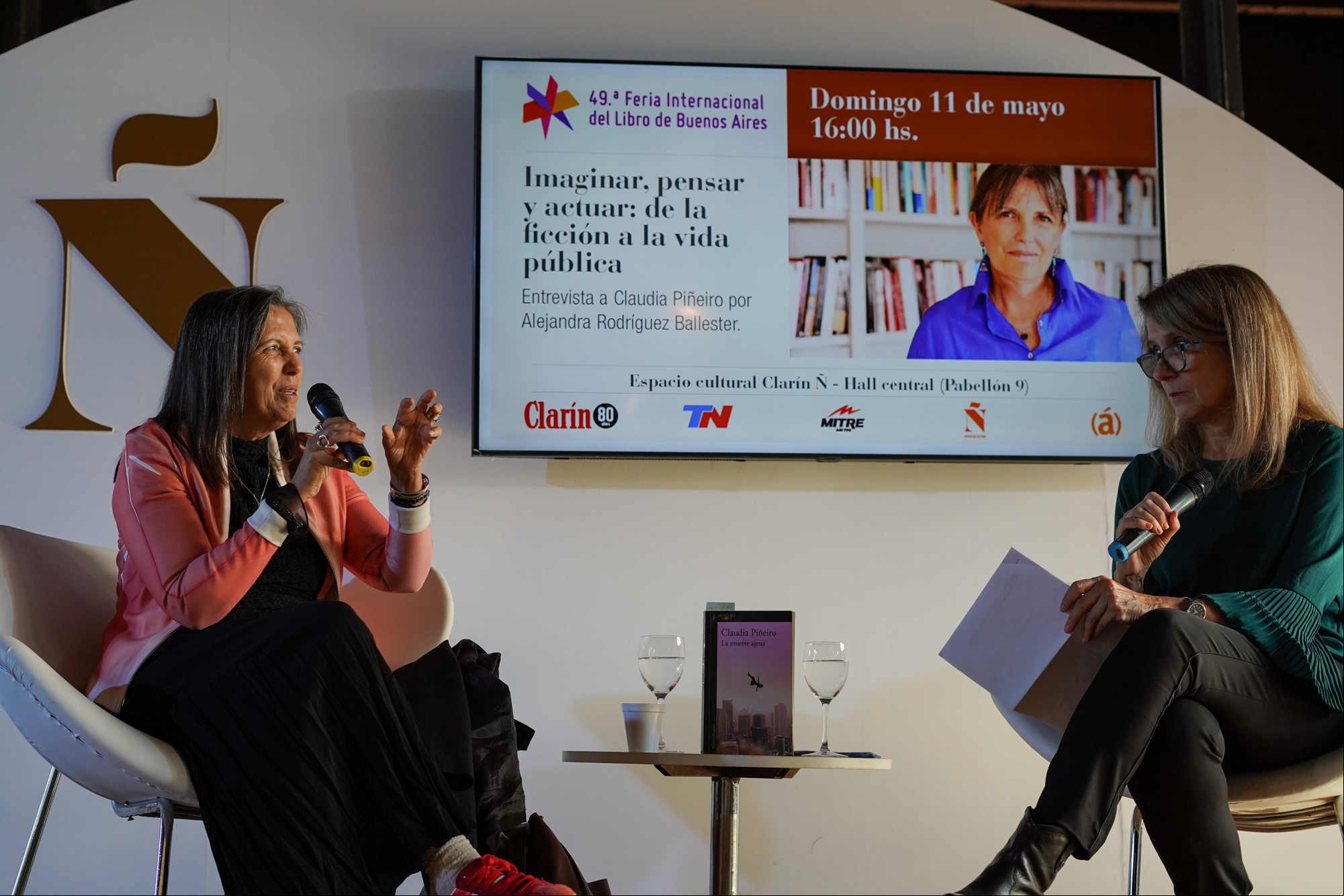 Claudia Piñeiro recorrió el trasfondo social y político de su nueva novela, "La muerte ajena"