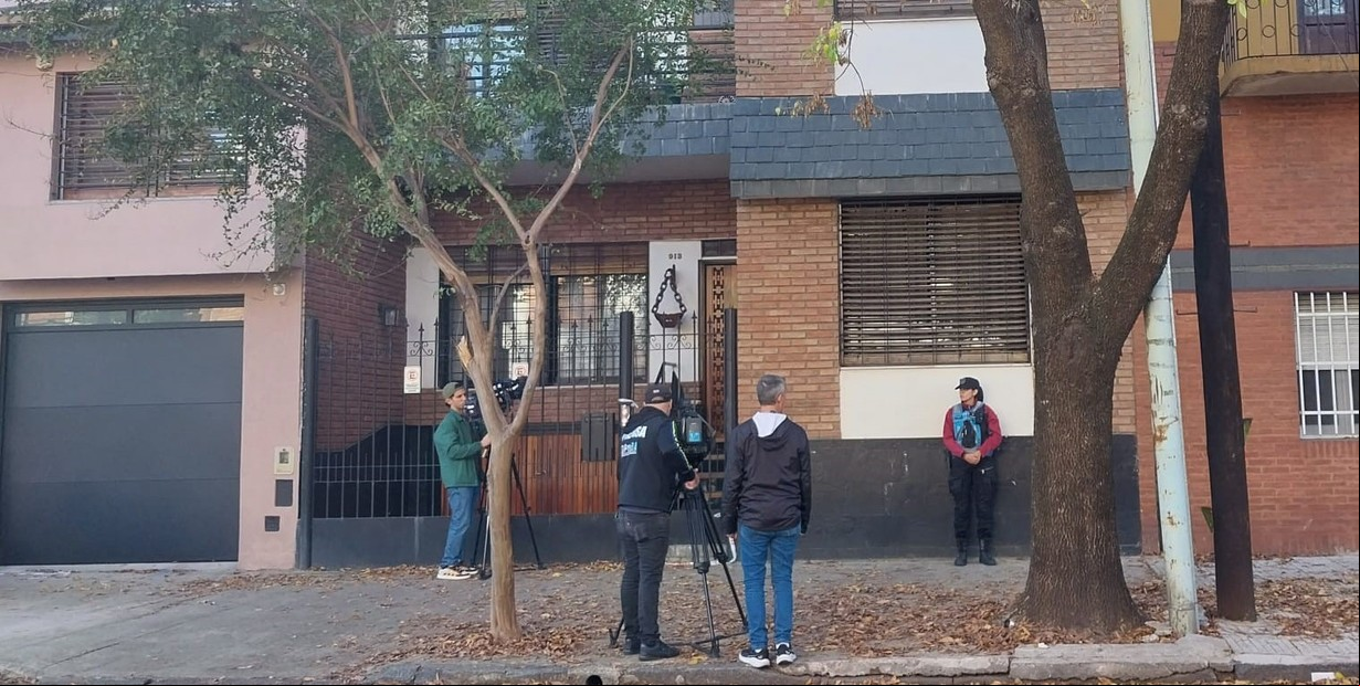 Quién era el jubilado que murió de un infarto durante un robo en su casa en Parque Chacabuco y las sospechas sobre la cuidadora
