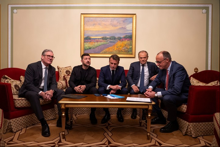 El primer ministro británico, Keir Starmer; el presidente, Volodimir Zelenski; el presidente francés, Emmanuel Macron; el primer ministro polaco, Donald Tusk; y el canciller alemán, Friedrich Merz, llaman al presidente estadounidense, Donald Trump, desde Kiev, Ucrania, el sábado. Foto AP