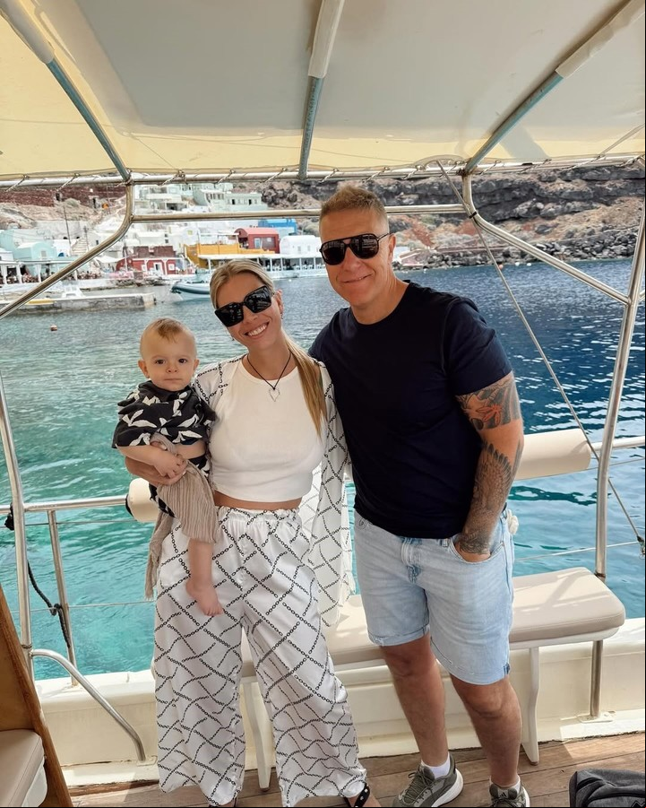 Alejandro Fantino, Coni Mosqueira y Beltrán, disfrutando de Santorini. Foto: Instagram.