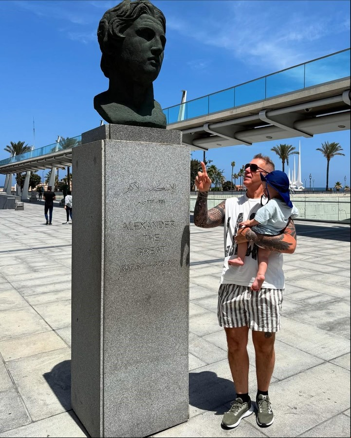 Alejandro Fantino y su hijo Beltrán en Alejandría, junto al busto de Alejandro Magno. Foto: Instagram.