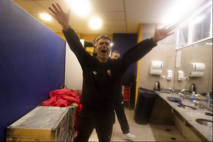 Julio Vaccari, en la intimidad del vestuario en La Boca. Foto: Independiente