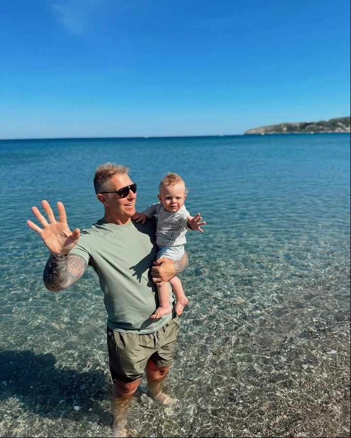 Alejandro Fantino y su hijo Beltrán, en la playa de la Isla de Rodas. Foto: Instagram.