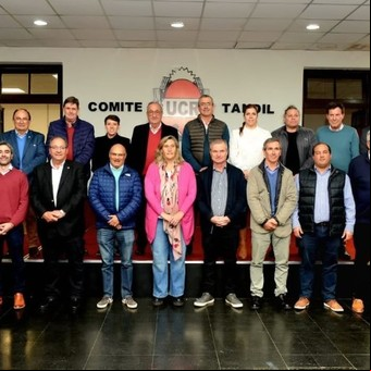 La mayoría de los 27 intendentes radicales de la Provincia busca un acuerdo con el macrismo pero sin los libertarios