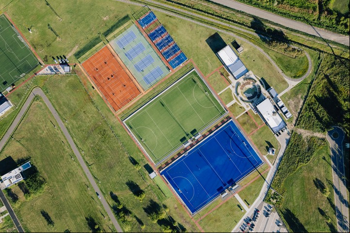 En el área deportiva hay canchas de tenis, fútbol, hockey y padel, entre otras