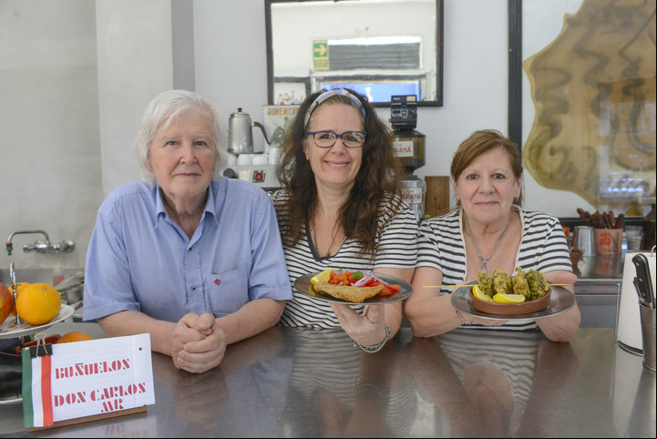La familia Zinola, toda una vida en el restaurante Don Carlos. Foto Constanza Niscovolos