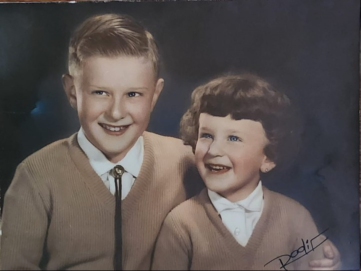 Julia Zenko junto a su hermano Juan, de chicos. Foto familiar