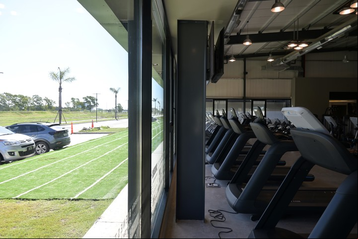 Hay un completo gimnasio que pertenece a una cadena líder.