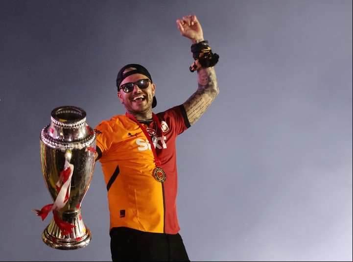 Mauro Icardi, con el trofeo de campeón. REUTERS/Dilara Senkaya.