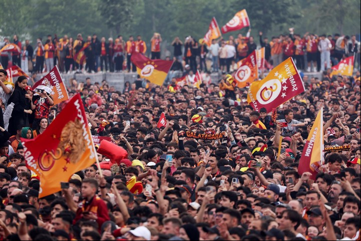 Una multitud celebró el nuevo título del Galatasaray. REUTERS/Dilara Senkaya.