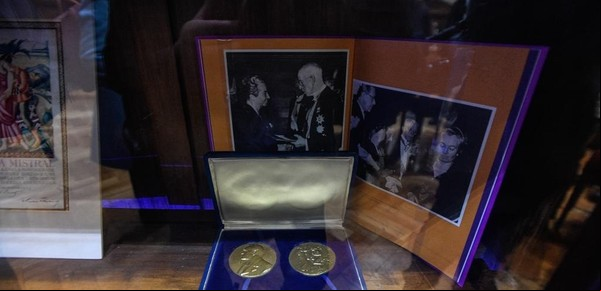 La Biblioteca Nacional de Chile custodia una "cápsula del tiempo" con manuscritos de Gabriela Mistral