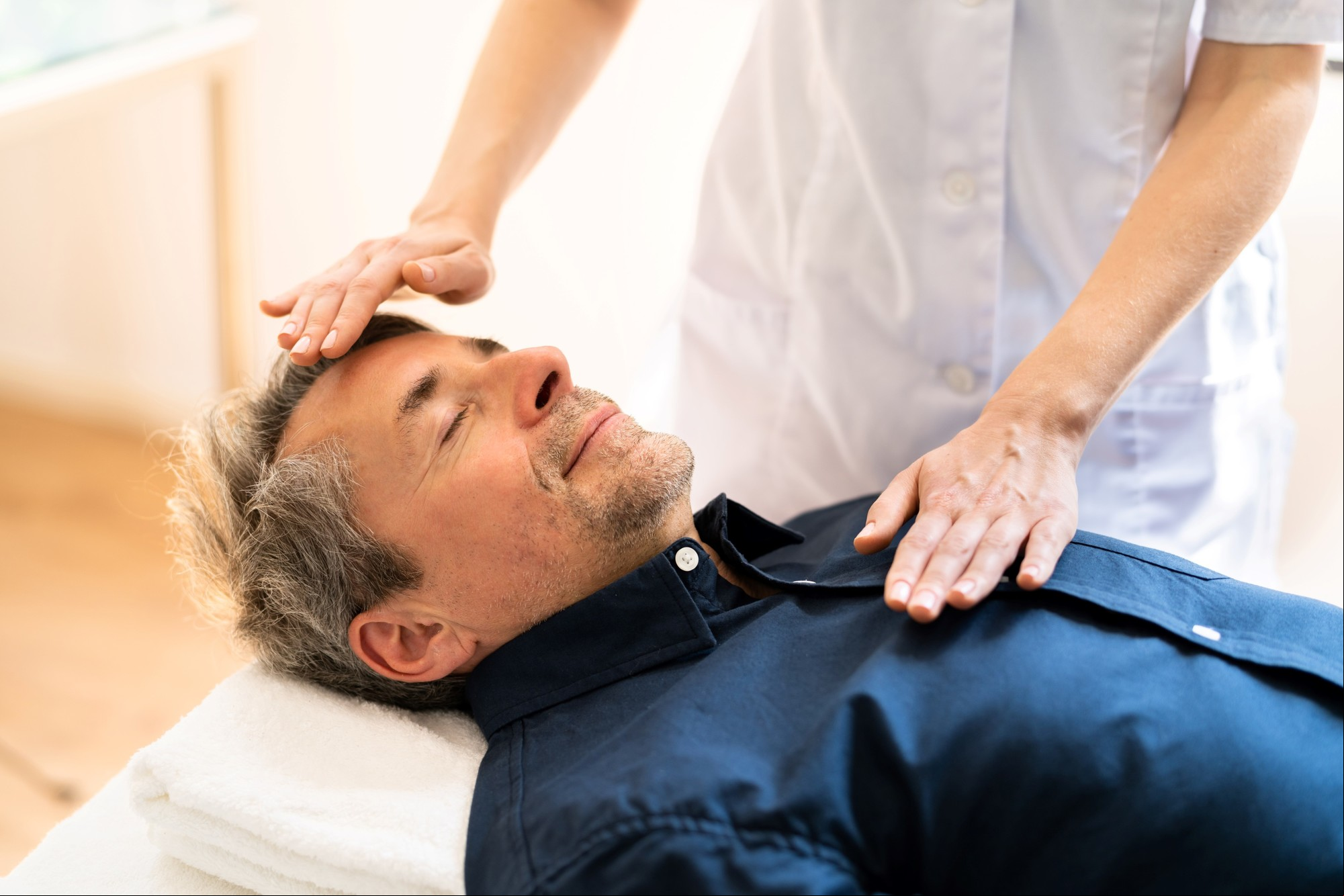Para el reiki, quien realiza la practica funciona como un "canal energético" que equilibra los chakras del consultante. Foto: ilustración Shutterstock