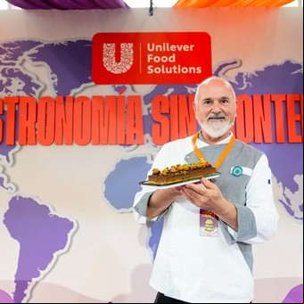 La receta de la torta de Osvaldo Gross con el chocolate con pistachos de moda en el mundo: los consejos del mejor pastelero de Argentina