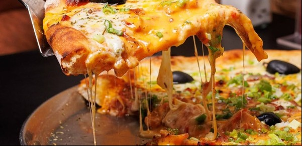 En Monserrat, una buena pizzería a la piedra donde comer desde empanadas fritas hasta milanesa fugazzeta