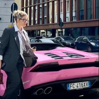 El detalle del look de Wanda Nara para su audiencia con Mauro Icardi: su parecido con Amber Heard y la historia del Lamborghini rosa