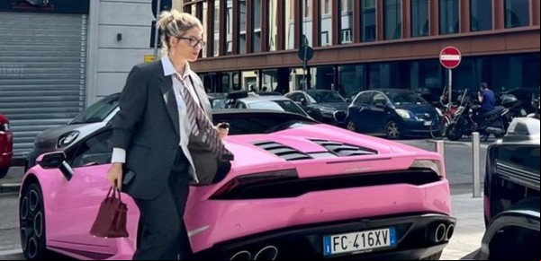 El detalle del look de Wanda Nara para su audiencia con Mauro Icardi: su parecido con Amber Heard y la historia del Lamborghini rosa