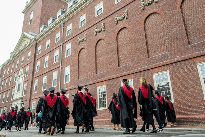 Estudiantes en el día de la graduación caminan junto a la sede de Harvard en Cambridge, Massachusetts. Bloomberg