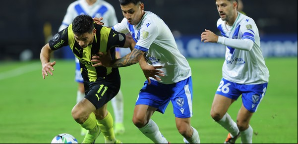 Vélez se llevó un empate de Montevideo ante Peñarol, ganó su grupo y cerró el semestre con una sonrisa