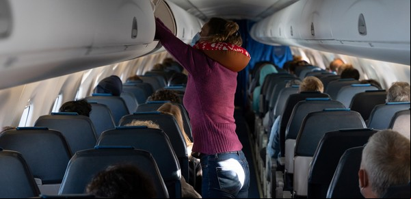 ¡No te pares! Qué aerolíneas  multarán a los pasajeros que se levanten de sus asientos antes de tiempo